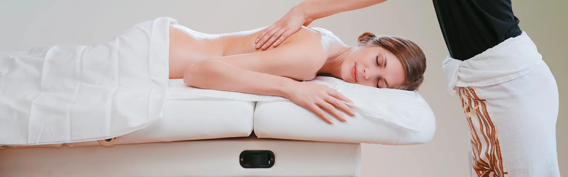 Kurland Massage- und Kosmetikliegen